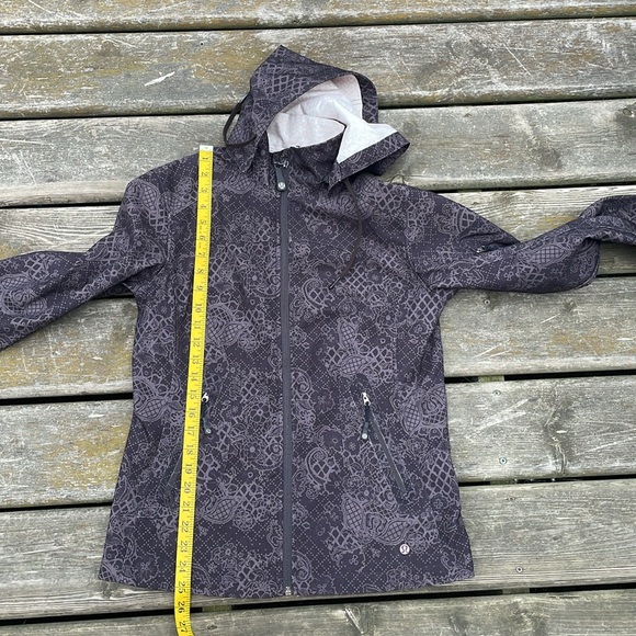 Lululemon Getaway Jacket with Graphics - Picture 14 of 15